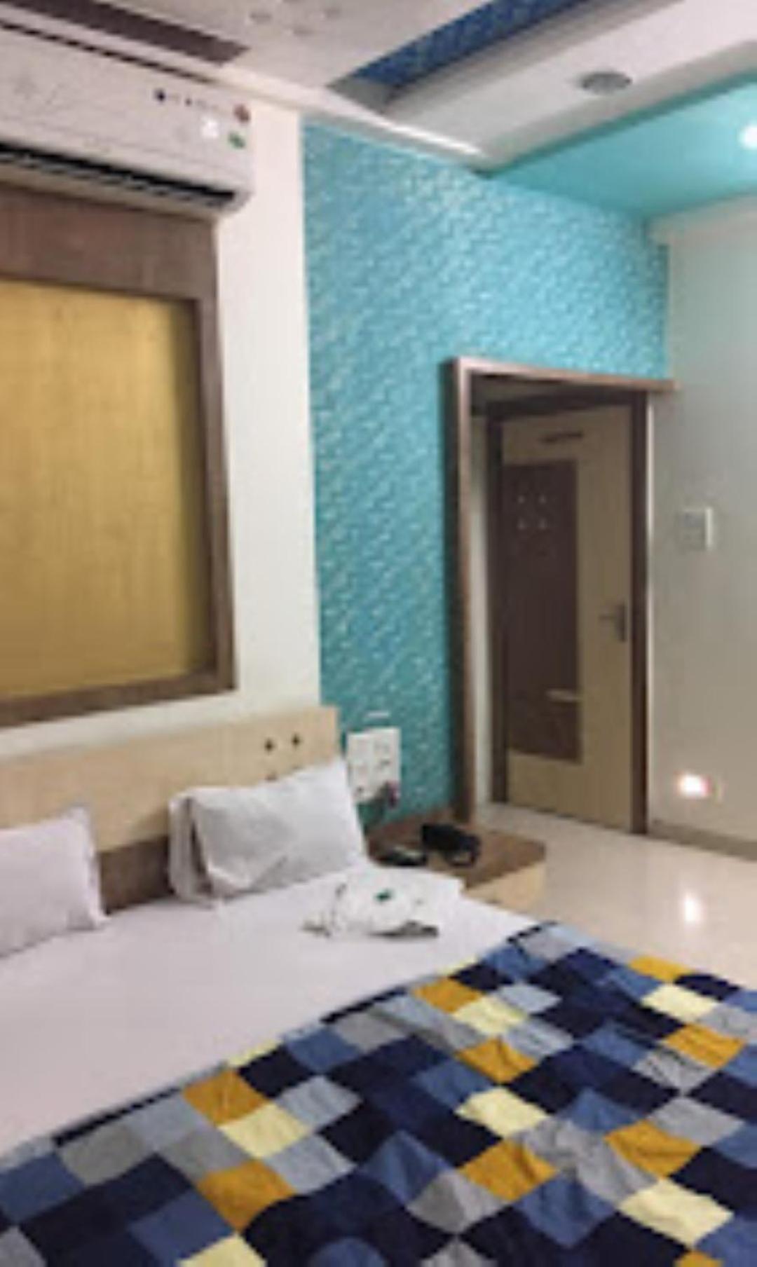 Hotel Rasraj , Dhule Eksteriør billede